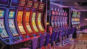 Tata letak meja Three Card Poker dengan area taruhan Ante dan Play